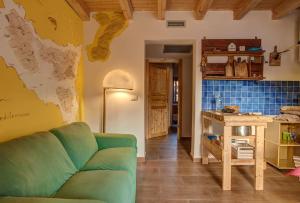 a living room with a green couch and a kitchen at Casa Verde in Catania