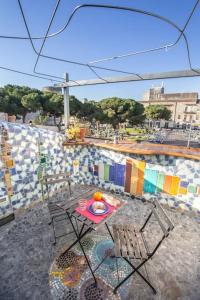 einen Tisch und Stühle auf einer Terrasse mit Pool in der Unterkunft Casa Verde in Catania