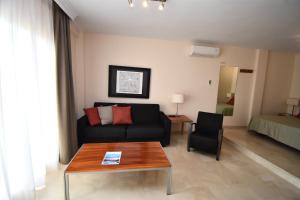 salon z kanapą i stołem w obiekcie Studio Apt Walking Distance to Beach Wyndham Resor w mieście Mijas Costa