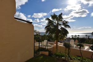 widok na ocean z balkonu domu w obiekcie Studio Apt Walking Distance to Beach Wyndham Resor w mieście Mijas Costa