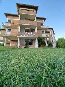 un edificio con las letras de la grieta en él en El Faro Apart en Colón