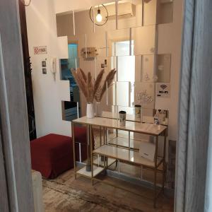 een woonkamer met een tafel en een spiegel bij PremiumGuestKifissia in Athene