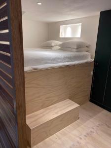 1 dormitorio con 1 cama grande y puerta de madera en HiP & STYLISCH B&B en Ámsterdam