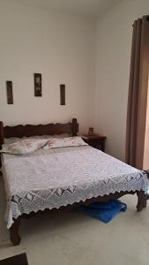 CASA AZUL في بيرويبي: غرفة نوم بسرير كبير مع لحاف أبيض