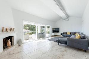 salon z kanapą i kominkiem w obiekcie Luxury villa with Private Pool Benalmadena w mieście Benalmádena