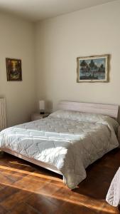 una camera con un grande letto di Casa Don Vicenzo a Randazzo