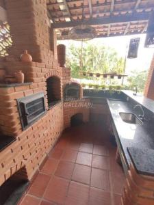 una cocina en un edificio de ladrillo con horno en Linda Casa de Campo Sitio Chácara em Campinas, en Campinas
