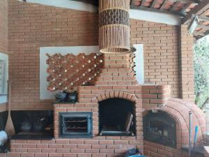 una chimenea de ladrillo al aire libre con horno de pizza en Linda Casa de Campo Sitio Chácara em Campinas, en Campinas