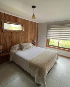 a bedroom with a bed and two windows in it at Viejoboldo_latrinchera in Los Rábanos
