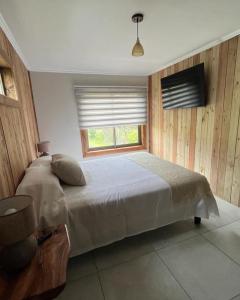 a bedroom with a large bed and a window at Viejoboldo_latrinchera in Los Rábanos