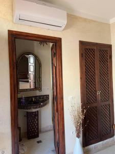 Habitación con puerta y espejo. en Riad Karmanda, en Marrakech