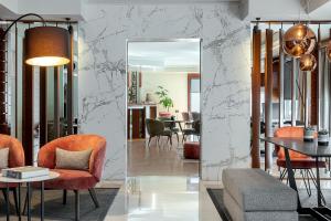 Ein Sitzbereich in der Unterkunft Blazer Suites Hotel