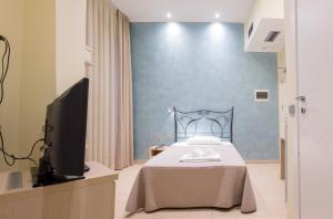 Un pat sau paturi într-o cameră la Hotel La Madonnina