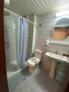 La salle de bains est pourvue de toilettes, d'un lavabo et d'une douche. dans l'établissement Paradise Hotel, à Kos
