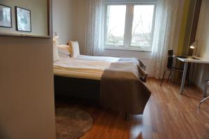 Habitación pequeña con cama y ventana en Nygården Stjärnholm en Nyköping