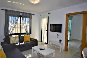Televízia a/alebo spoločenská miestnosť v ubytovaní Pueblo Torrequebrada, Benalmadena 2 Bed Apt