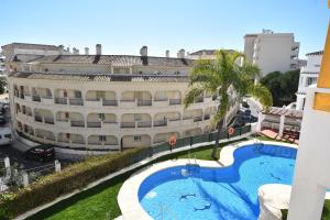 Bazén v ubytovaní Pueblo Torrequebrada, Benalmadena 2 Bed Apt alebo v jeho blízkosti