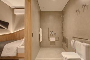 Fast Sleep Suites by Slaviero Hoteis - Hotel dentro do Aeroporto de Guarulhos - Terminal 2 - desembarque oeste的一间浴室