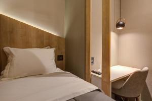Fast Sleep Suites by Slaviero Hoteis - Hotel dentro do Aeroporto de Guarulhos - Terminal 2 - desembarque oeste客房内的一张或多张床位