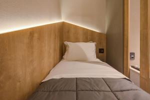 Fast Sleep Suites by Slaviero Hoteis - Hotel dentro do Aeroporto de Guarulhos - Terminal 2 - desembarque oeste客房内的一张或多张床位