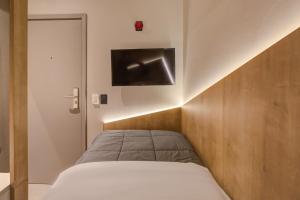 Fast Sleep Suites by Slaviero Hoteis - Hotel dentro do Aeroporto de Guarulhos - Terminal 2 - desembarque oeste客房内的一张或多张床位