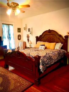 Un pat sau paturi într-o cameră la Historic 1912 Hoover House Bed and Breakfast