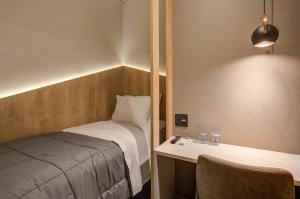 Fast Sleep Suites by Slaviero Hoteis - Hotel dentro do Aeroporto de Guarulhos - Terminal 2 - desembarque oeste客房内的一张或多张床位