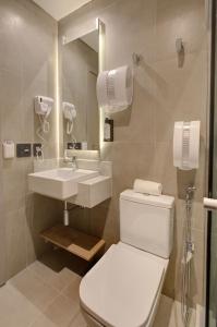 Fast Sleep Suites by Slaviero Hoteis - Hotel dentro do Aeroporto de Guarulhos - Terminal 2 - desembarque oeste的一间浴室