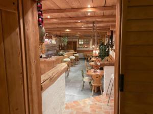 a restaurant with tables and chairs in a room at Hydepark in Haidkapelle