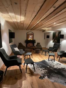 ein Wohnzimmer mit Sofas, Stühlen und einem Tisch in der Unterkunft Hydepark in Haidkapelle
