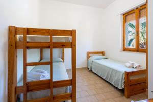een slaapkamer met 2 stapelbedden en een raam bij Residence Oasis in Alghero