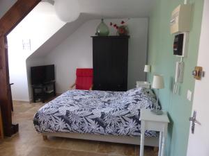 a bedroom with a bed and a black cabinet at Studio calme au coeur de Tours in Tours