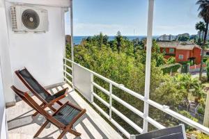een balkon met een stoel en uitzicht op de oceaan bij Stunning 1 bed apt Benalmadena in Benalmádena