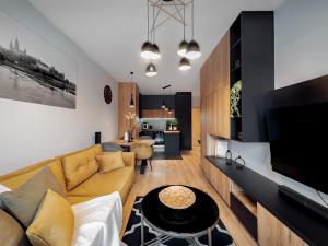 - un salon avec un canapé et une table dans l'établissement Apartament z dużym tarasem w centrum, à Cracovie