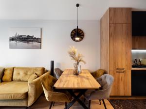 ein Wohnzimmer mit einem Tisch und einem Sofa in der Unterkunft Apartament z dużym tarasem w centrum in Krakau