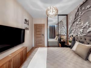 Кровать или кровати в номере Apartament z dużym tarasem w centrum