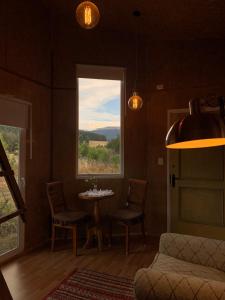 salon ze stołem i oknem w obiekcie Tiny House, Cabaña w mieście Coihaique