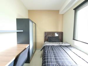 een kleine slaapkamer met een bed en een raam bij PADINA SUITES in Poris