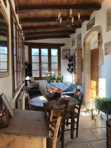 ein Wohnzimmer mit einem Tisch und einem Sofa in der Unterkunft Deux chambres d hôtes attenantes avec salon salle à manger privatif en Cévennes Gardoises in Saint-Jean-du-Gard