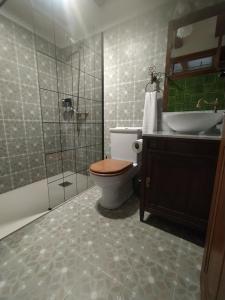 Noviercas的住宿－Casa Bécquer，浴室配有卫生间、盥洗盆和淋浴。
