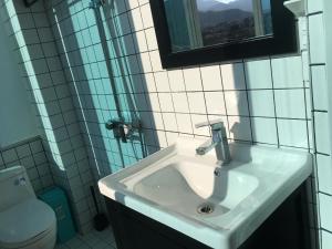 Koupelna v ubytování 97Rock bookstore Hostel + 23 fotografií