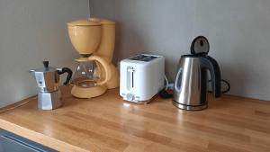 Příslušenství pro přípravu čaje a kávy v ubytování Apartment Kirchmair