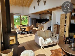 uma sala de estar com um sofá e um fogão a lenha em Chalet La Luna, Mayens-de-Chamoson em Chamoson