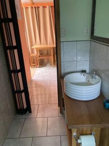 Habitación con baño con bañera y lavabo. en Caribbean Comfort, en Puerto Viejo