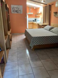 1 dormitorio con 1 cama y suelo de baldosa en Caribbean Comfort, en Puerto Viejo