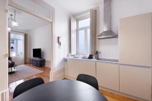 eine Küche mit einem Tisch und einem Esszimmer in der Unterkunft Crooked Floor House - 1st floor in Porto