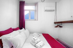 ein Schlafzimmer mit einem weißen Bett und Handtüchern darauf in der Unterkunft Crooked Floor House - 1st floor in Porto