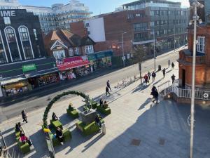 um grupo de pessoas andando em uma rua da cidade em 3BR Duplex Penthouse Harrow centre em Harrow