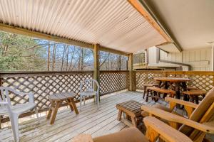 un porche grillagé avec des tables et des chaises en bois dans l'établissement Briarcliff E24, à Sugar Mountain