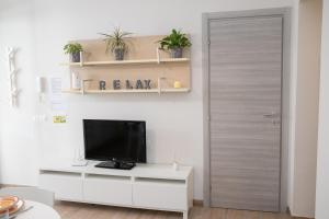 Televízia a/alebo spoločenská miestnosť v ubytovaní Sofia Apartment
